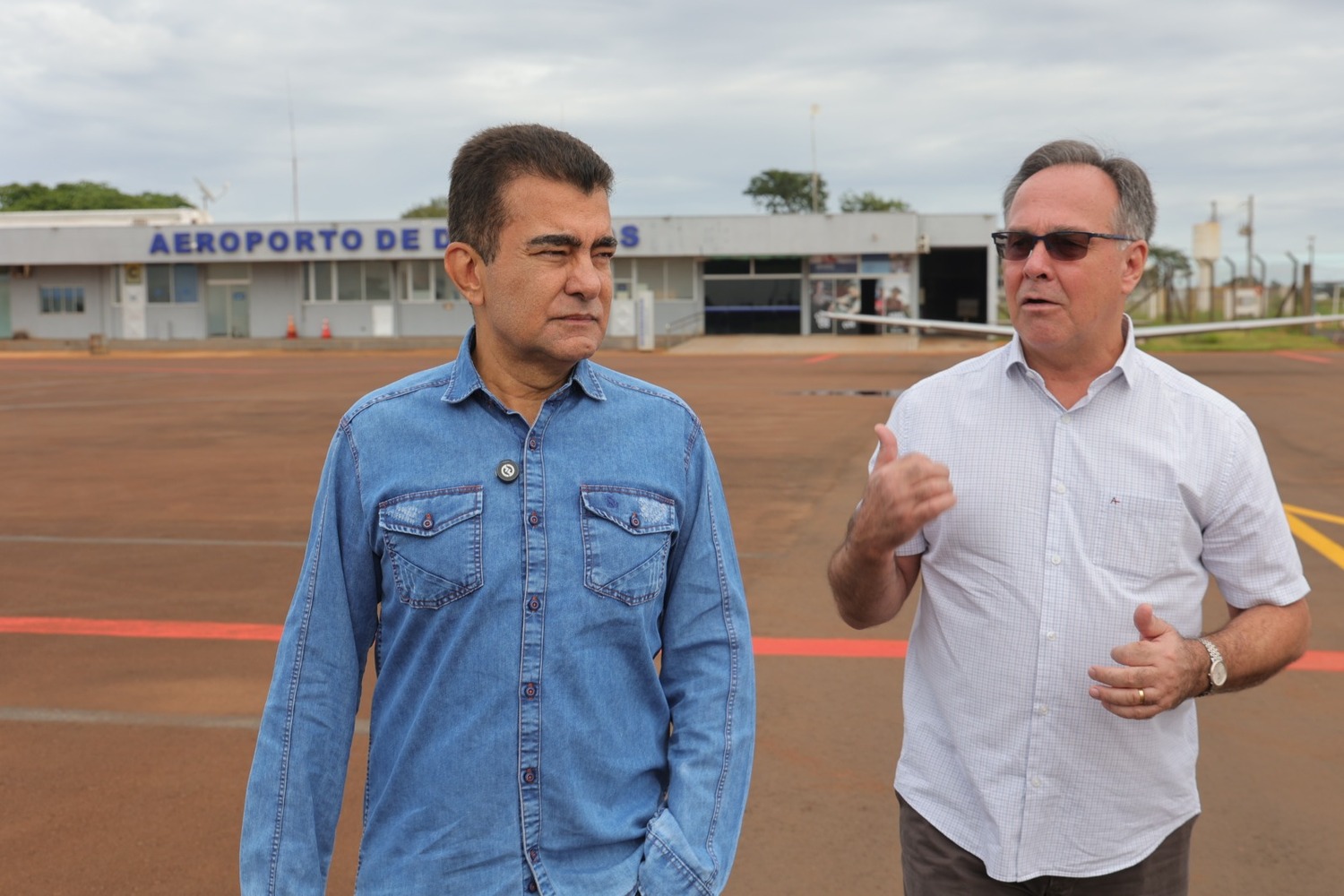 Prefeito Marçal e secretário Beto, de Serviços Urbanos, durante vistoria nos últimos serviços realizados pela prefeitura no Aeroporto Regional de Dourados. Foto: A. Frota