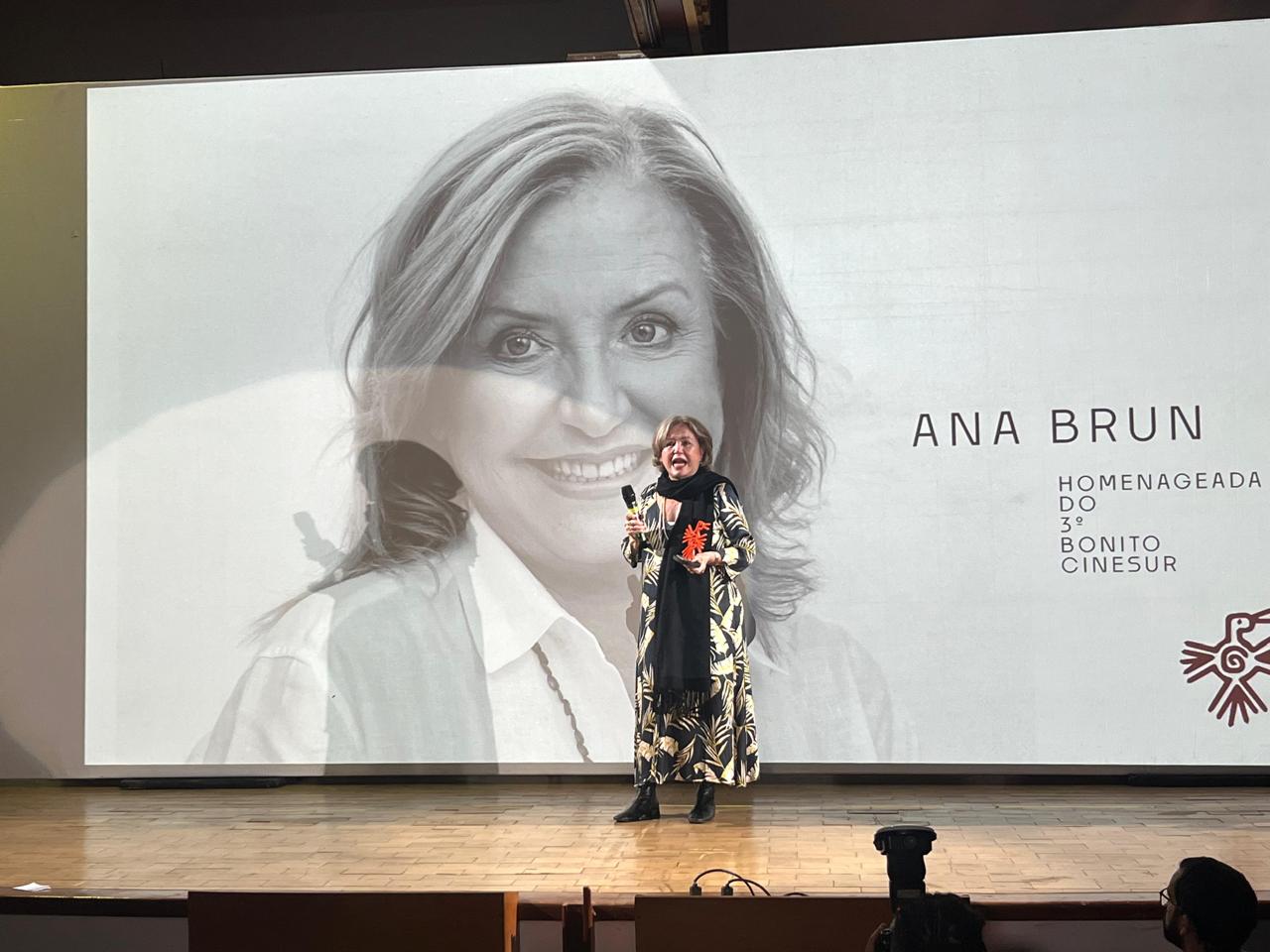 Homenagem foi feita após a exibição do longa ''As Herdeiras'', atuação responsável pelo Urso de Prata da atriz 
