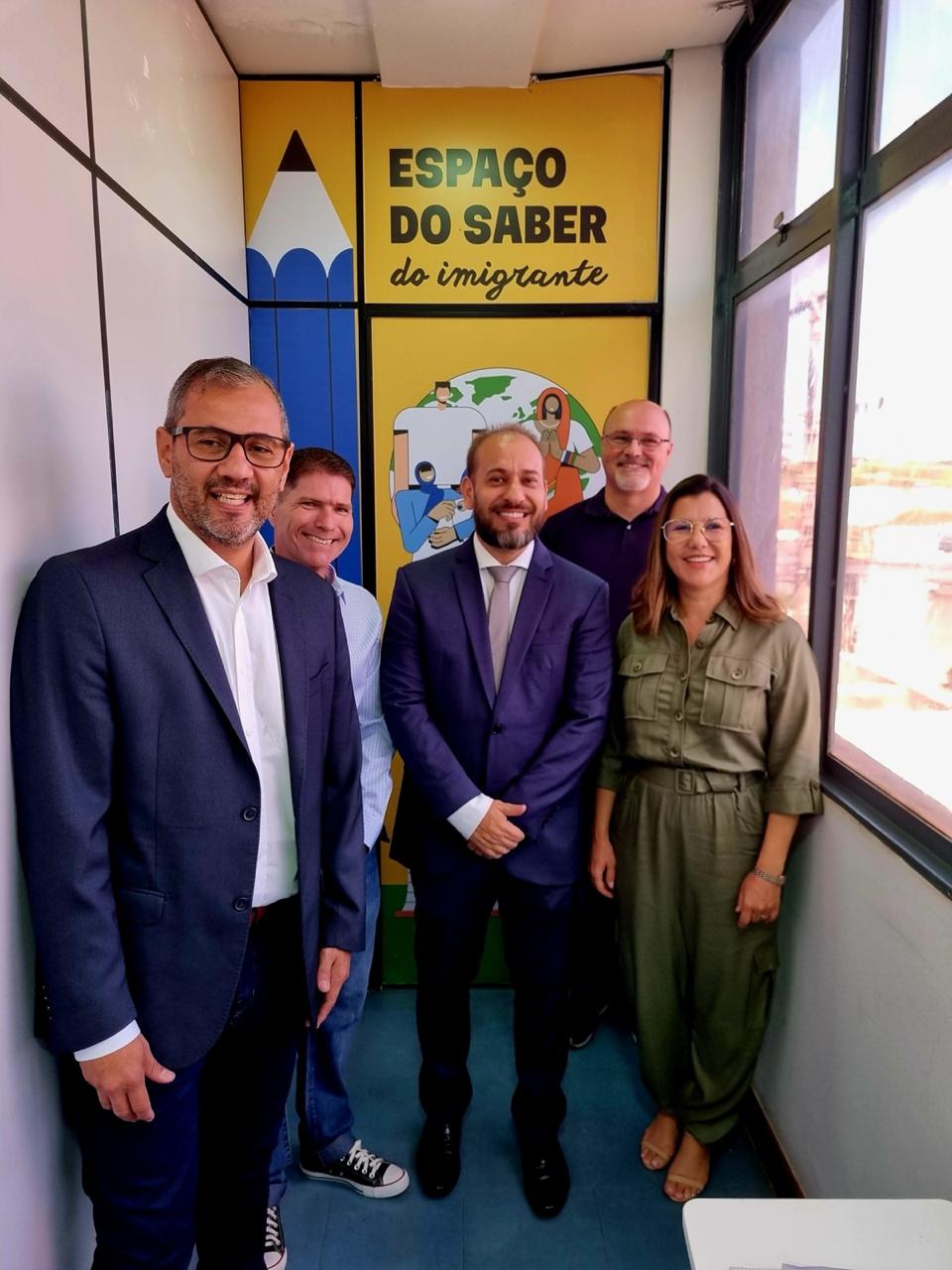 UEMS entrega certificados de português e ajuda migrantes a recomeçar a vida em MS