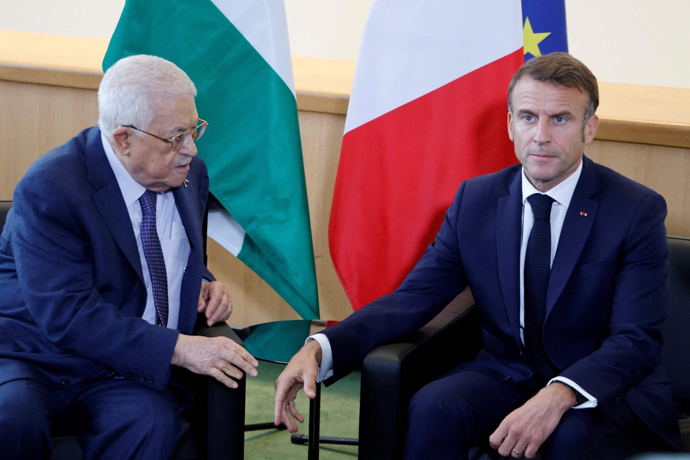 O presidente francês, Emmanuel Macron, e o presidente da Autoridade Palestina, Mahmoud Abbas, se encontram durante Assembleia Geral da ONU em setembro de 2024