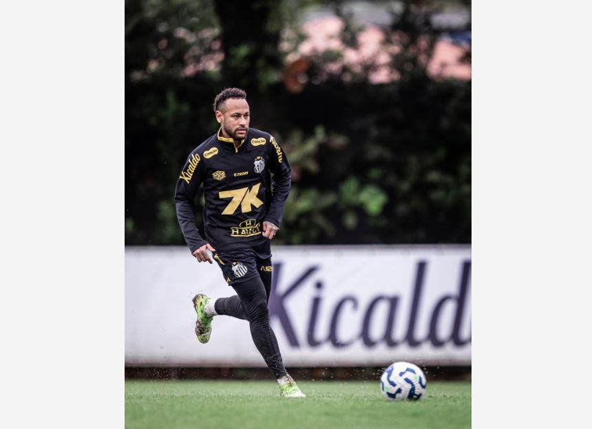 Neymar, com contrato renovado, continua no Santos até, pelo menos, o fim de 2025.