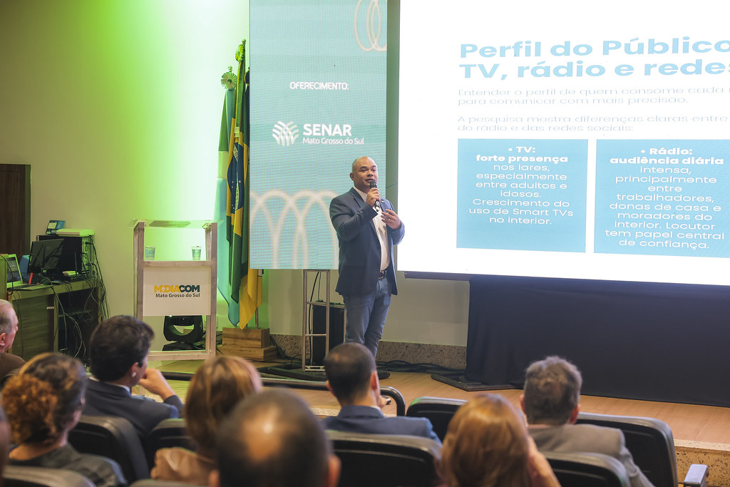 Slide apresentado por Frederico Souza detalha locais e formatos preferidos de consumo de rádio e TV no interior.