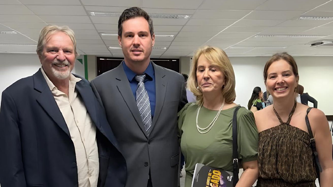 Na foto, ao lado do filho Daniel, da esposa Vera e da filha Graziele.