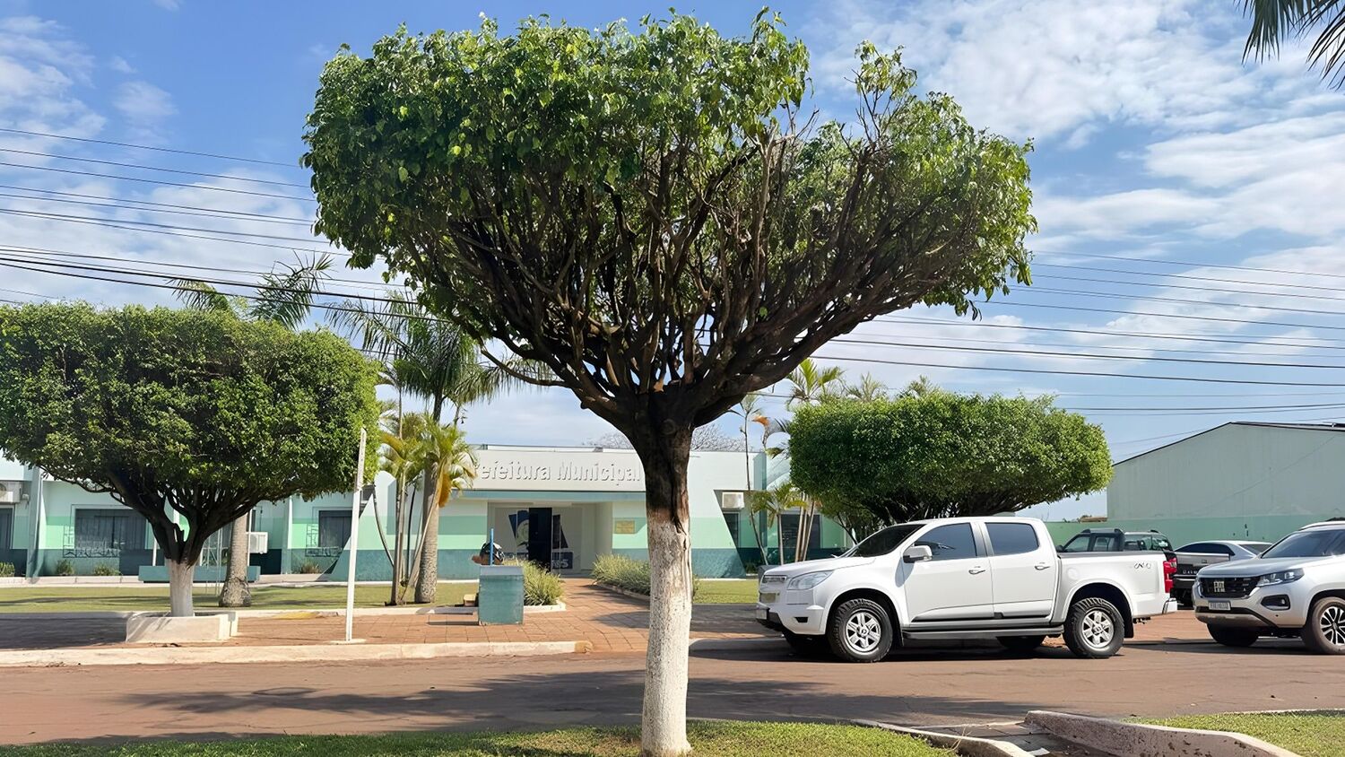 Fachada da Prefeitura Municipal de Paranhos na manhã desta quarta-feira (20). Área urbana da cidade não foi atingida pelo vendaval que causou destruição em zonas rurais e comunidades indígenas no dia anterior 