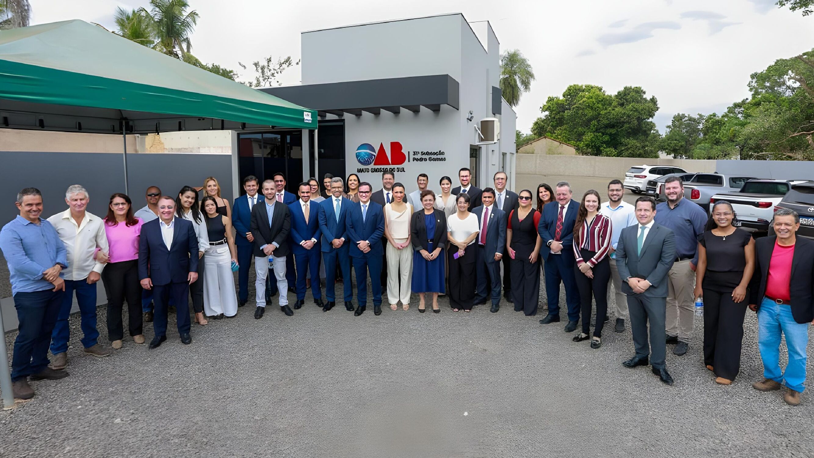 Dirigentes, advogados e autoridades locais em frente à nova sede da OAB-MS em Pedro Gomes, inaugurada nesta quarta-feira (20)