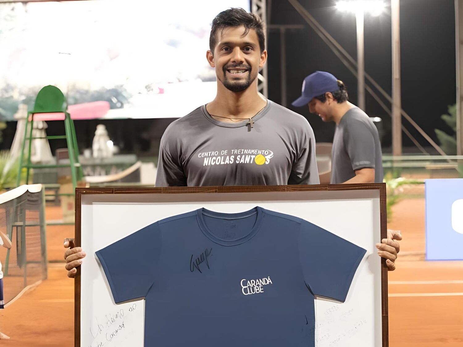 José Pereira comemora o título da 4ª edição do Carandá Open de Tênis, realizada em 2024, em Campo Grande. 