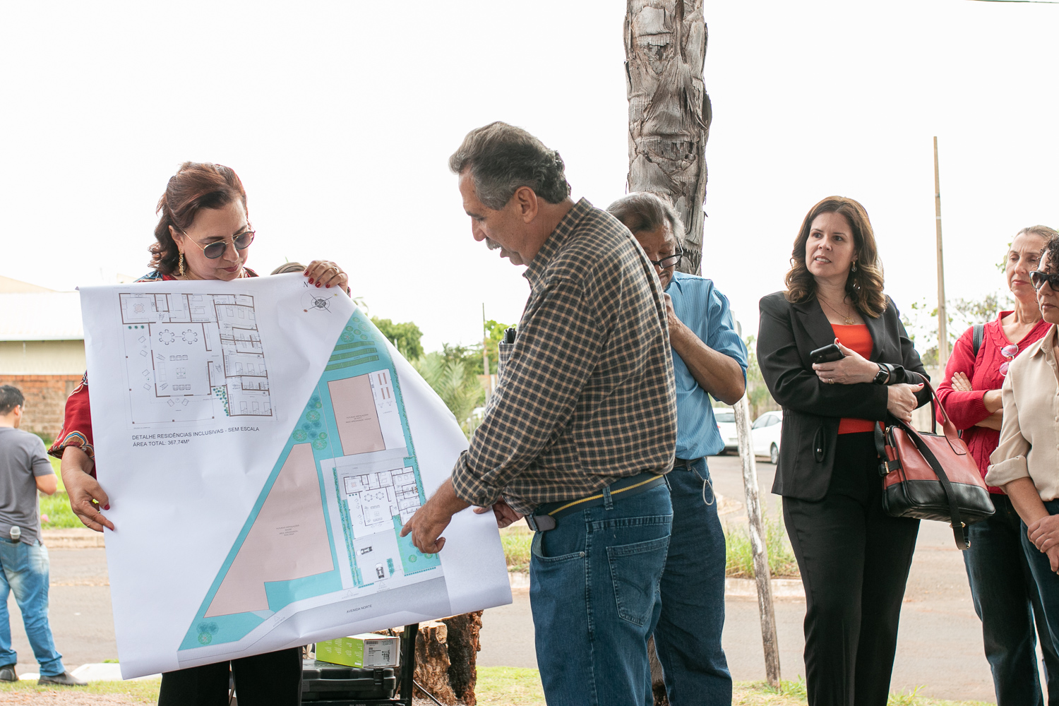 Gyselle Tannous apresenta a planta da Casa de Helena durante visita técnica realizada antes da construção do espaço em Campo Grande