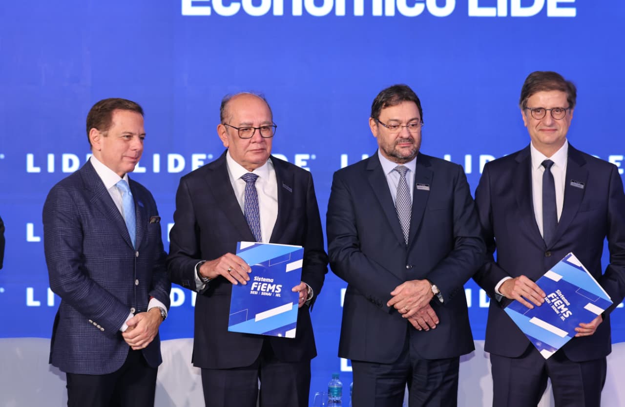 João Doria, Gilmar Mendes (ministro do STF), Sérgio Longen (presidente da Fiems) e Paulo Gonet (procurador-geral da República) durante a entrega do documento da indústria no Seminário Econômico LIDE.