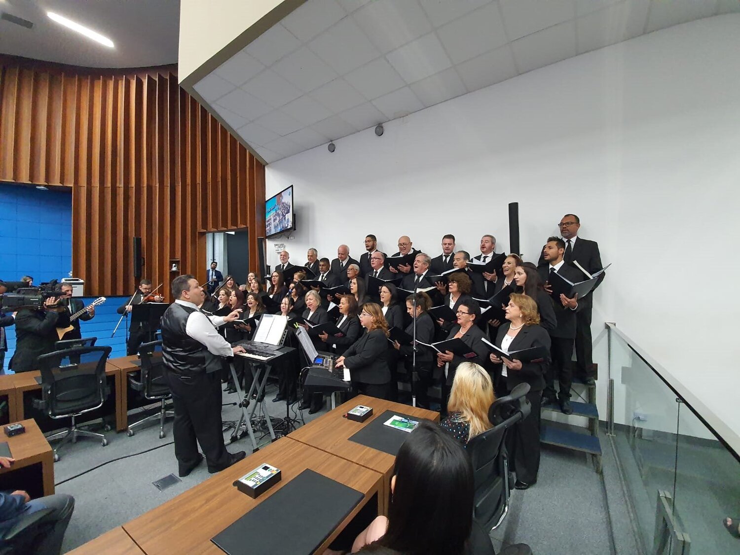 Coral da ALEMS se apresentou em noite de homenagens