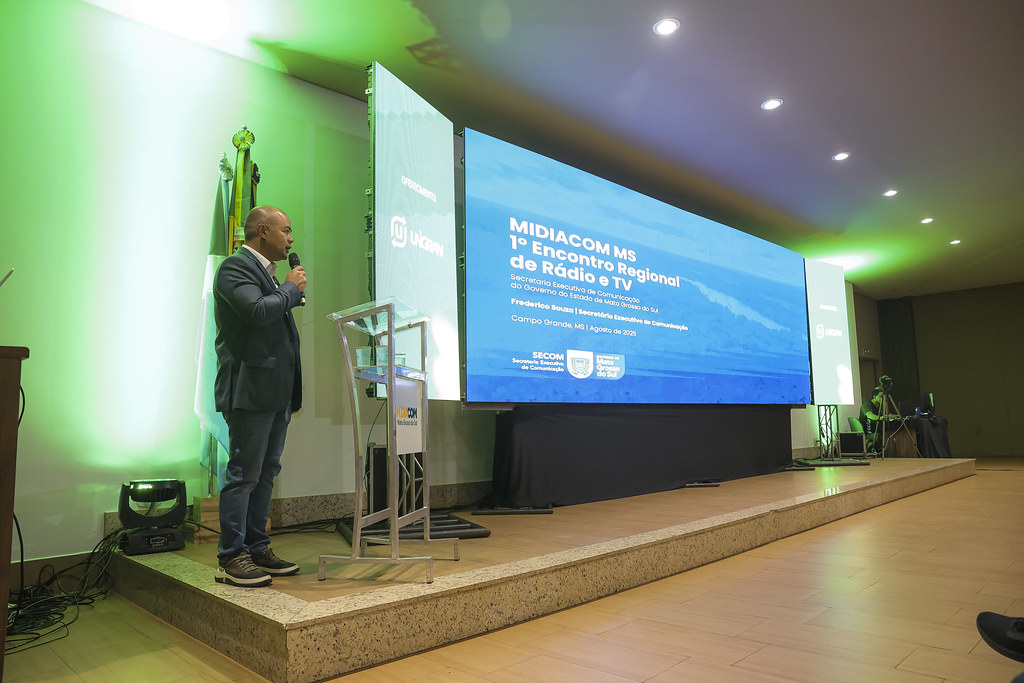Frederico Souza, secretário-executivo de Comunicação de Mato Grosso do Sul, discursa durante o 1º Encontro Regional de Rádio e TV, em Dourados.