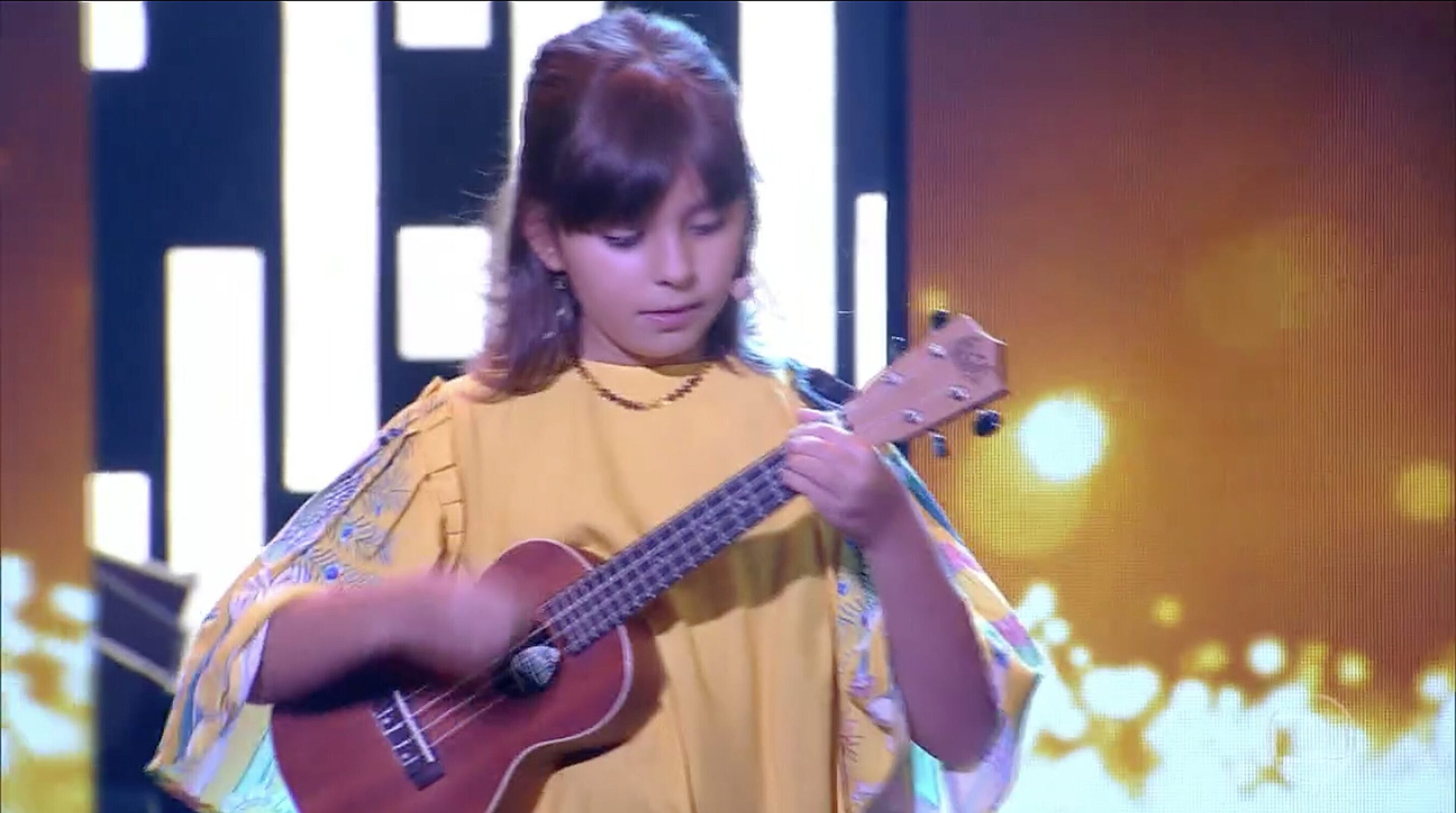 Flor Gil cantando pela primeira vez na TV, aos 9 anos, no 'Tamanho Família', em 2018