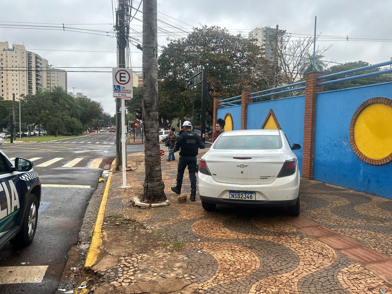 Veículo envolvido no acidente permanece sobre a calçada, em trecho com grande circulação de pedestres na região central de Campo Grande.