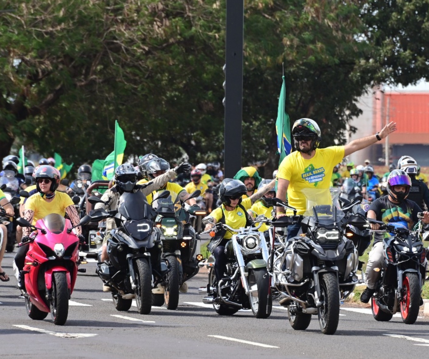 Manifestantes participam da Motociata pela Democracia e Liberdade, realizada neste domingo (3), em Campo Grande, reunindo centenas de motos nas principais avenidas da cidade.O 