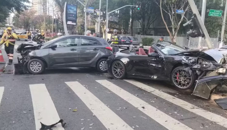 Bia Miranda e Gato Preto batem Porsche, que fica destruído, na Avenida Faria Lima 