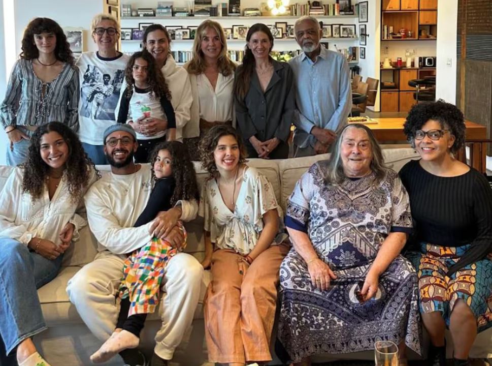 Gilberto Gil ao lado da família no primeiro Dia dos Pais sem Preta Gil; Sandra Gadelha, mãe da cantora, participou do encontro 
