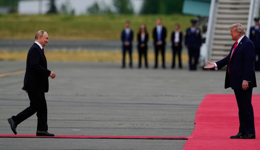 Trump recebeu Putin com tapete vermelho para encontro no Alasca 