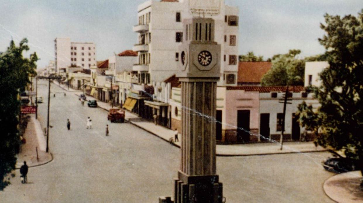 O monumento Relógio Público Municipal, construído no canteiro central na esquina da Avenida Afonso Pena e Calógeras, é uma réplica do antigo relógio da Rua 14 de Julho