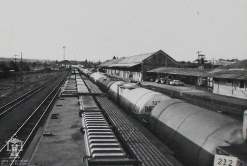 Fotografia com imagem da esplanada de Campo Grande, com vários vagões nos desvios.