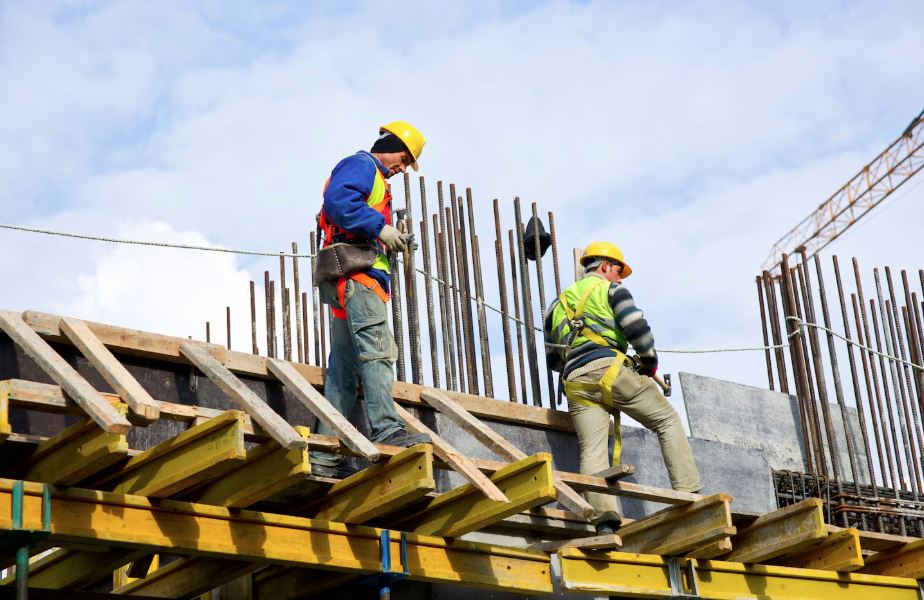 A indústria da construção enfrenta desafios devido às altas taxas de juros e uma expectativa de crescimento mais moderado, com impactos no investimento e na confiança do setor.