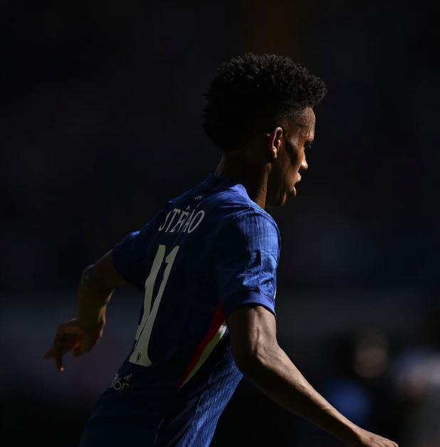 Estevão foi aplaudido pela torcida ao ser substituído