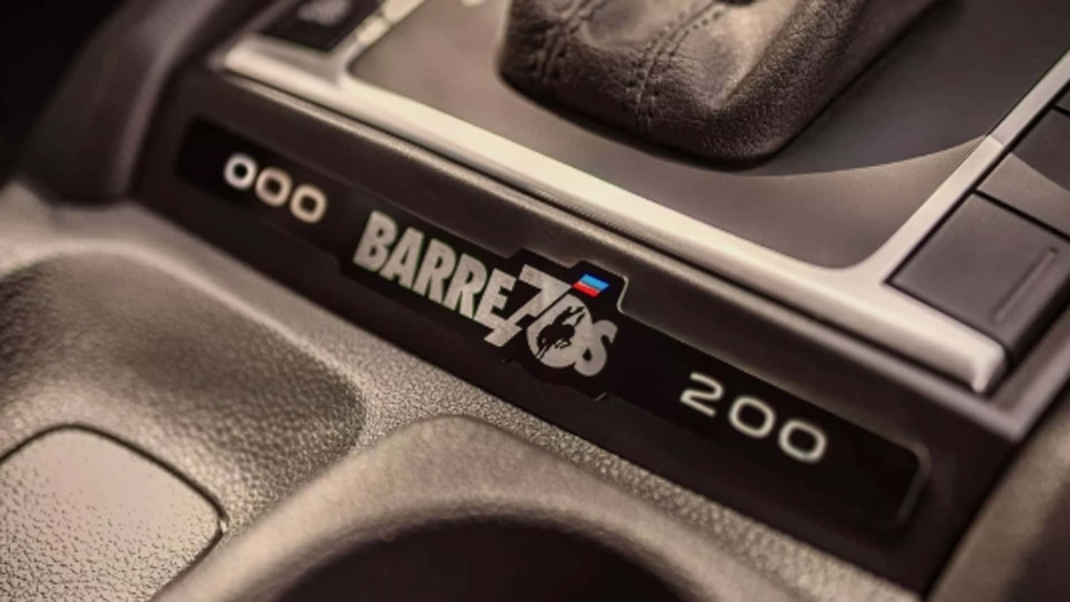 Plaqueta numerada identifica uma das apenas 200 unidades produzidas para a série especial.