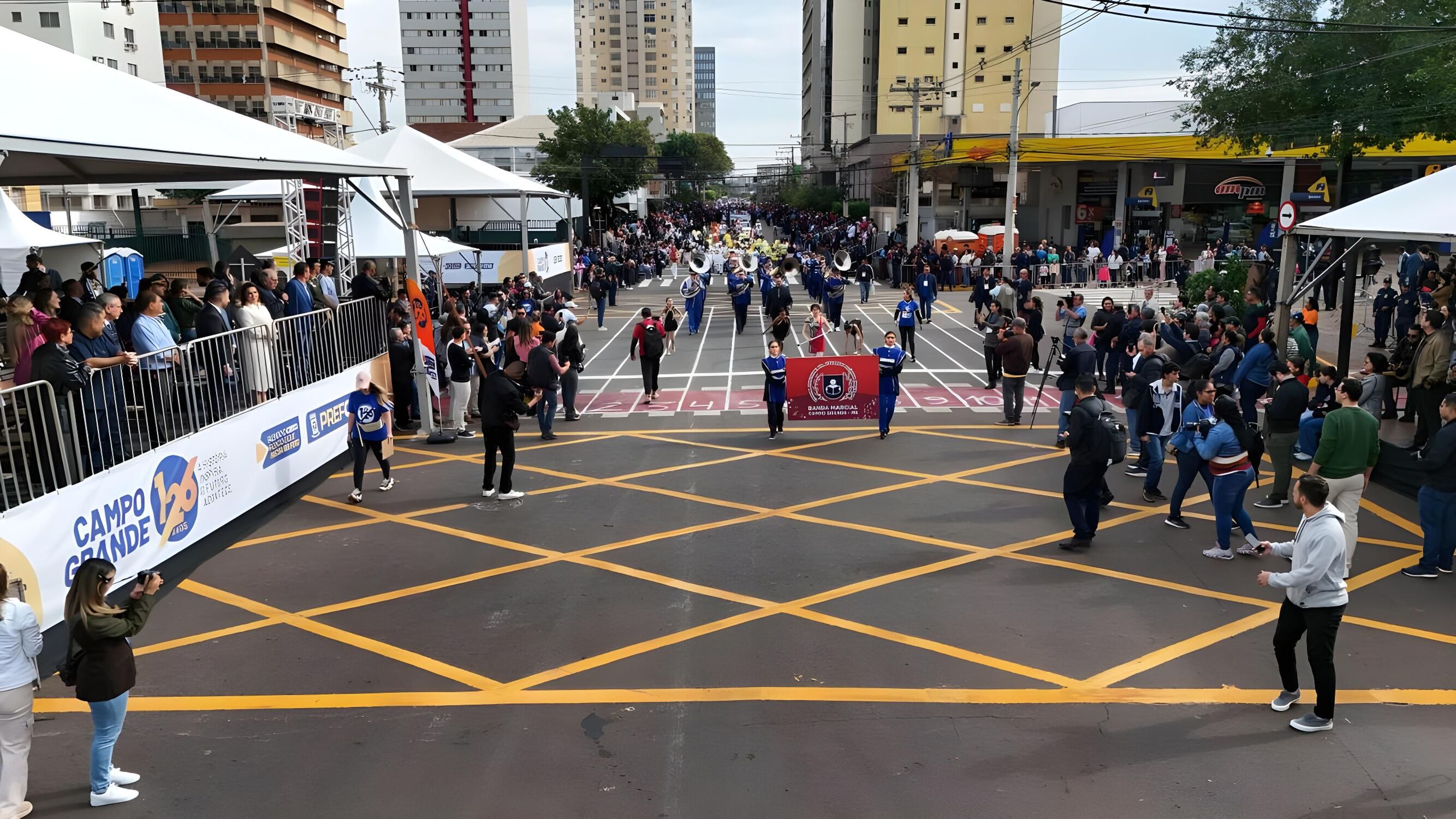 Mesmo com frio de 11°C, famílias lotaram a Avenida Afonso Pena para acompanhar o desfile cívico-militar dos 126 anos de Campo Grande.