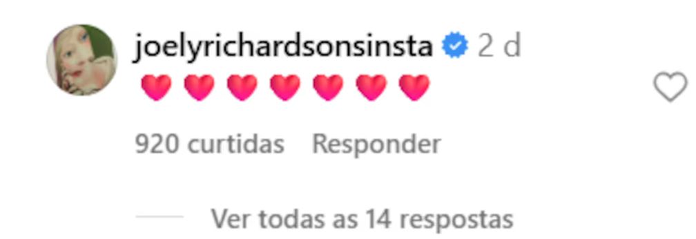 Joely Richardson, irmã de Natasha Richardson, comenta em foto de Pamela Anderson e Liam Neeson.