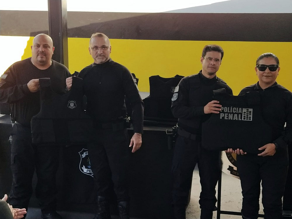 Na mesma solenidade, foram entregues novos equipamentos de segurança para uso dos policiais penais