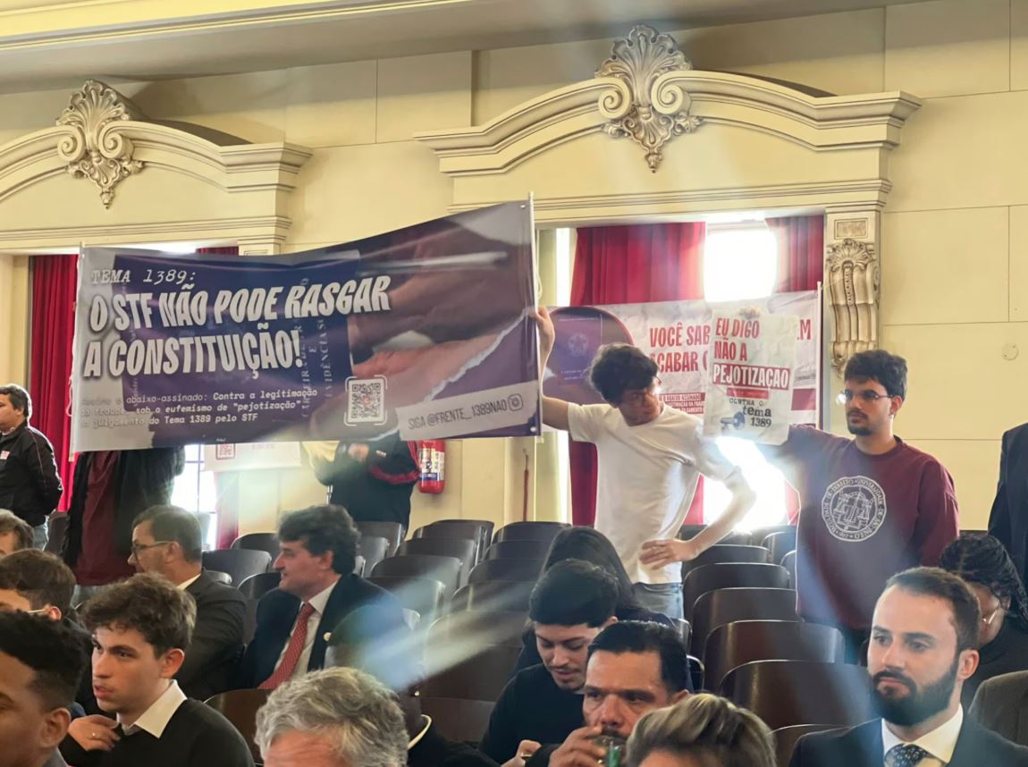 Presidente do STF conversou com manifestantes depois da palestra.