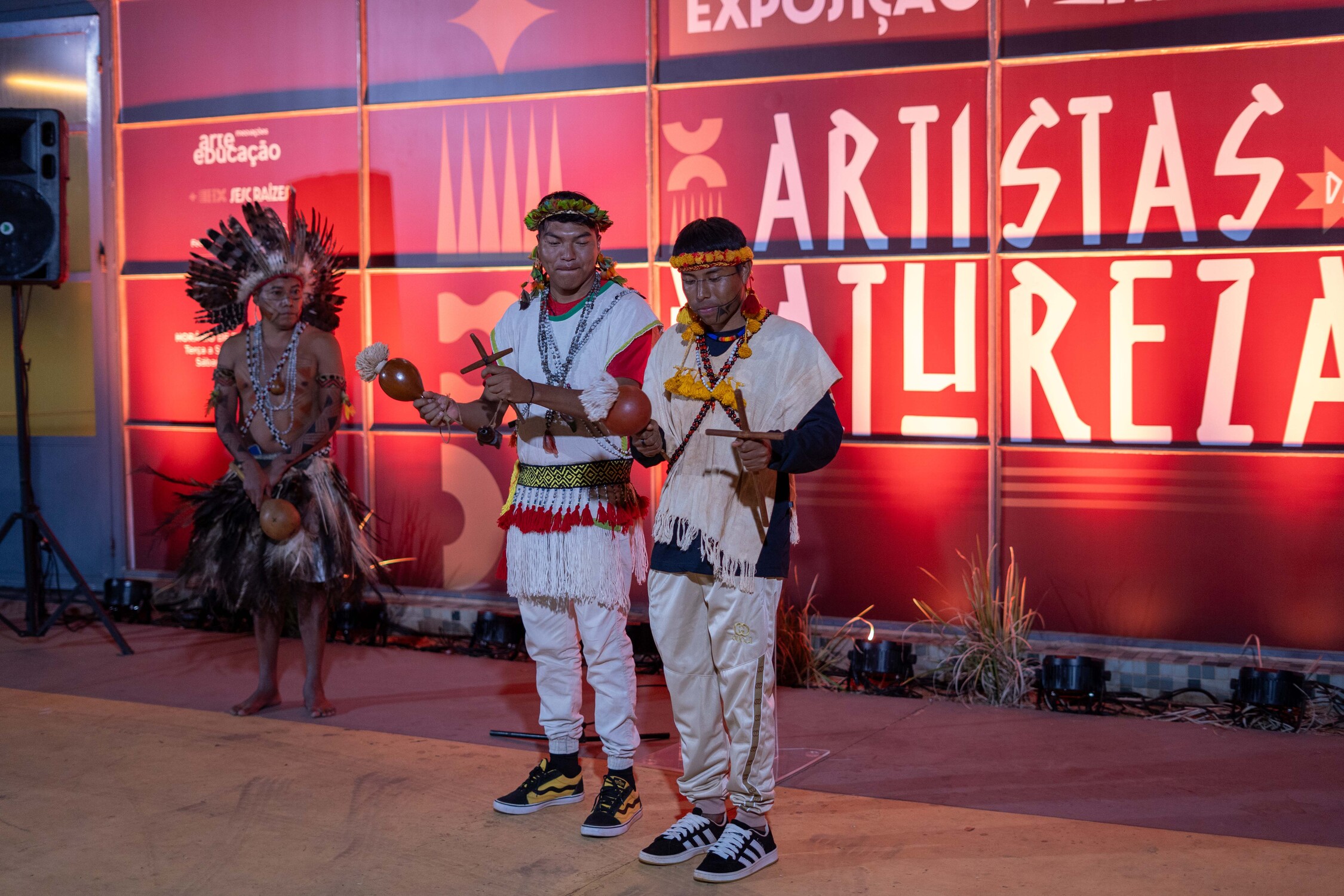Apresentação cultural indígena na abertura da mostra