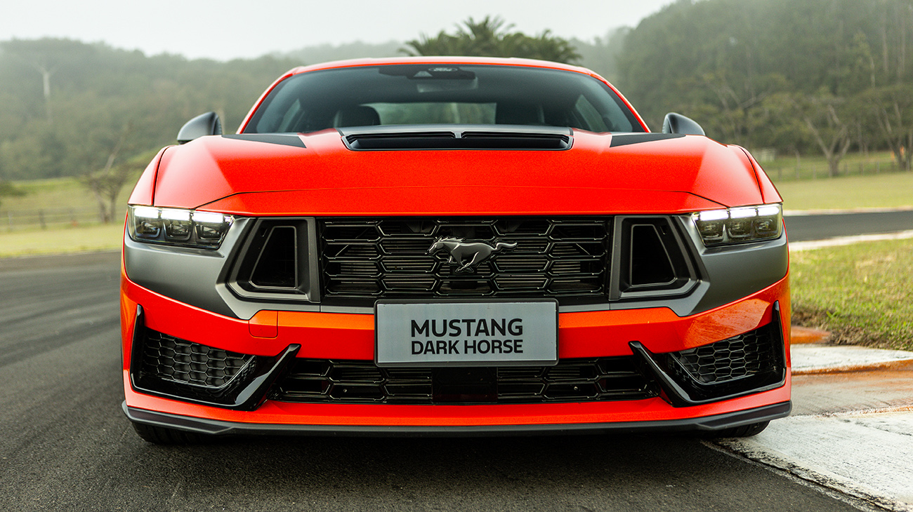 Frente redesenhada reforça o visual agressivo do novo Mustang Dark Horse