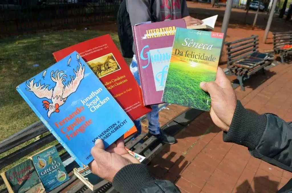 Distribuição gratuita de livros na Praça Ary Coelho, em Campo Grande, promove o acesso à literatura e valoriza autores de Mato Grosso do Sul