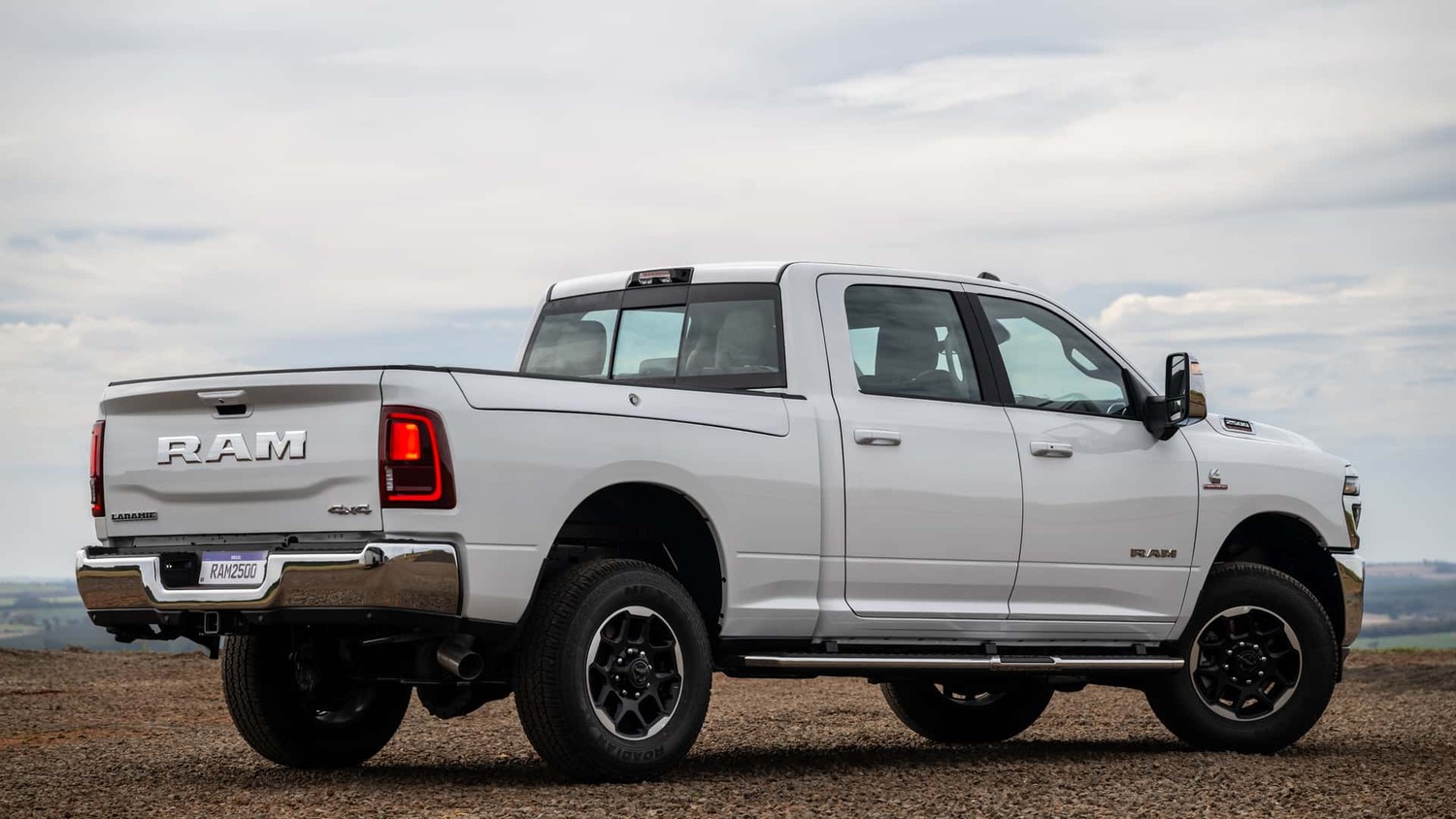 Versão de entrada das picapes grandes da marca, com foco no conforto e motor Cummins 6.7 mais potente.