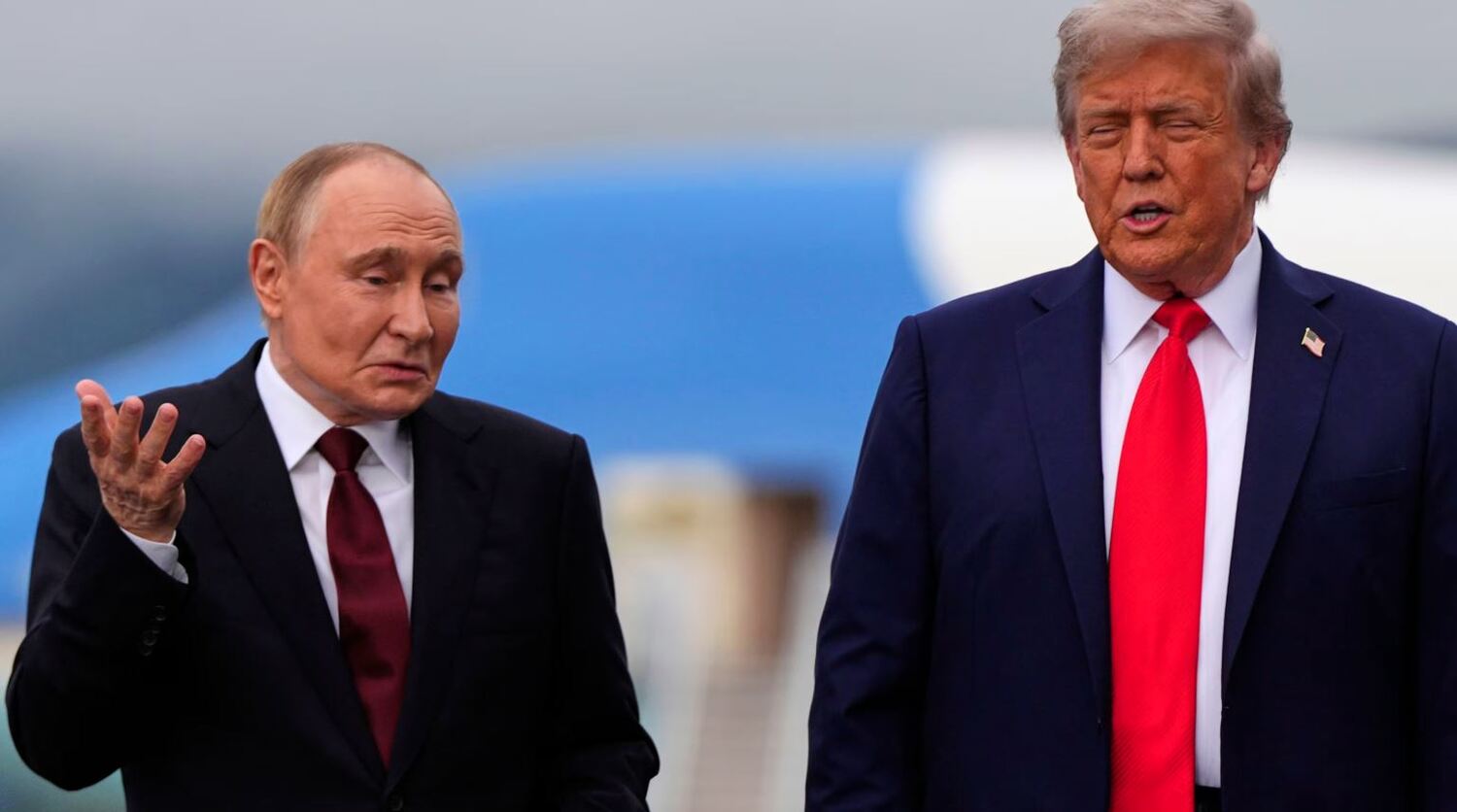 Vladimir Putin e Donald Trump durante a cúpula do Alasca, realizada na sexta-feira.