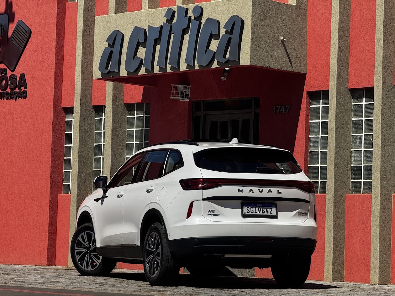 Traseira do GWM Haval H6, modelo que será montado no Brasil em pré-série a partir de 15 de agosto, em frente à sede do jornal A Crítica.