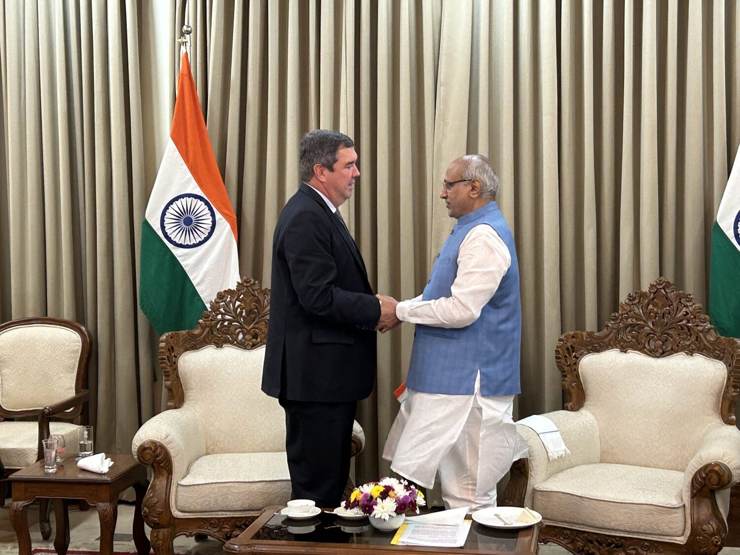 Riedel e o governador do Estado de Maharashtra, C.P. Radhakrishnan, na capital estadual é Mumbai.