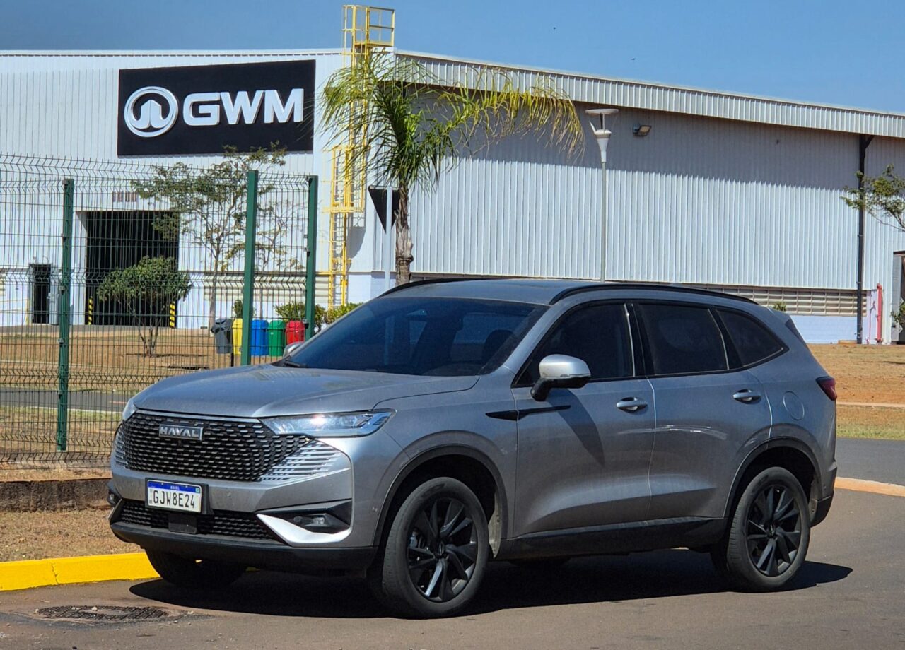 O Haval H6 híbrido diante da fábrica da GWM em Iracemápolis: modelo é o primeiro nacionalizado, com produção iniciada em agosto de 2025.