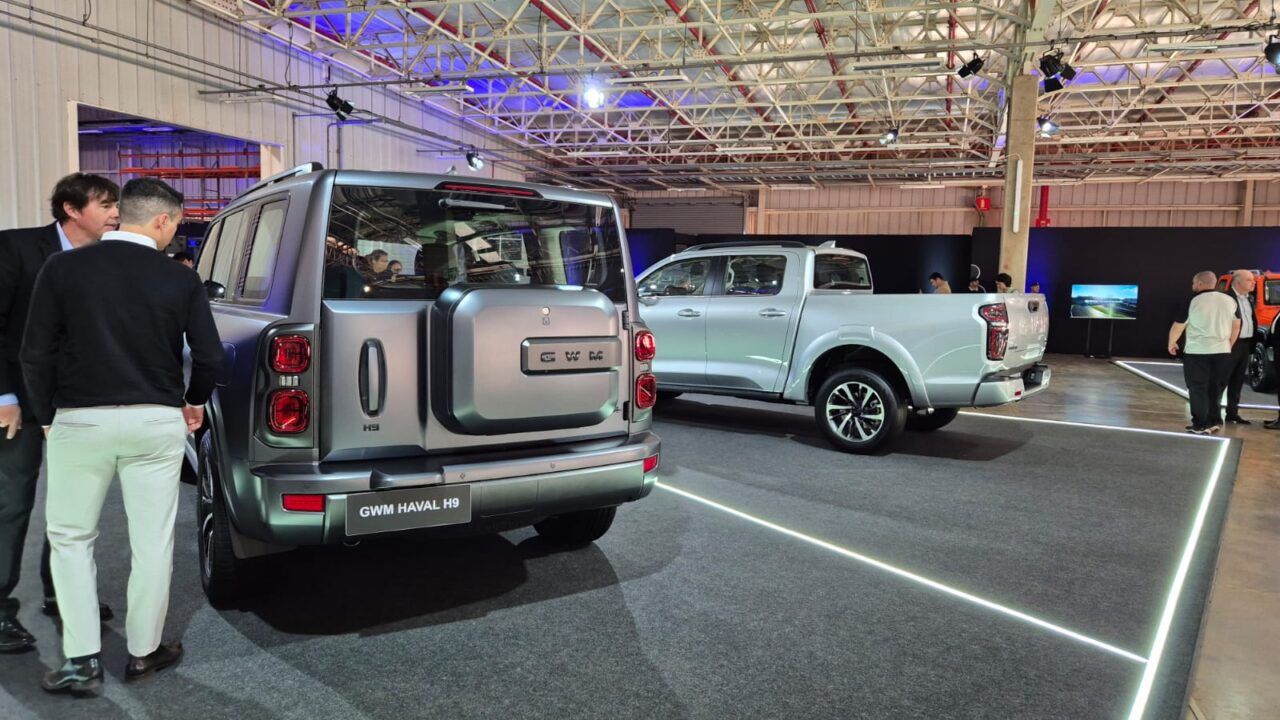 Na parte de trás, o SUV Haval H9, e ao lado a picape Poer: dois modelos estratégicos para ampliar a linha nacional da marca chinesa.
