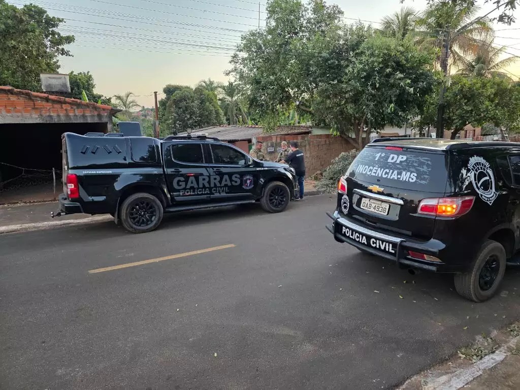 Viaturas da Polícia Civil em frente a um dos 14 endereços onde mandados foram cumpridos em Inocência (MS)