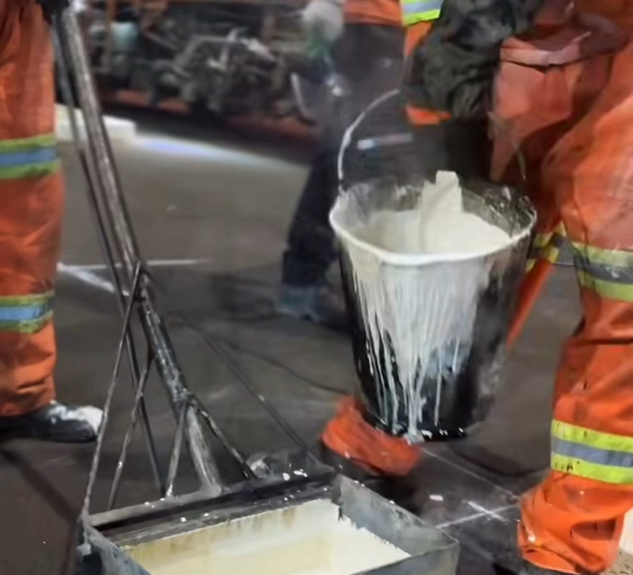 Trabalhadores utilizam tinta de alta resistência em faixas e sinalizações horizontais, parte do investimento de R$ 475,5 mil em segurança viária.