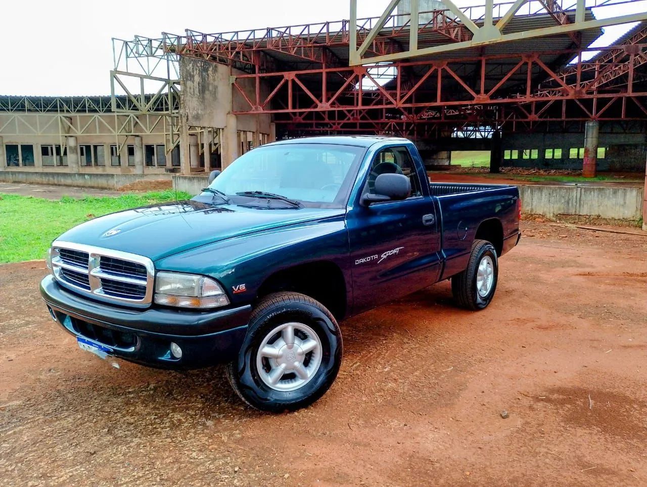 Dodge Dakota Sport V6, feita no Paraná no fim dos anos 1990. O modelo marcou a volta de um Dodge nacional depois de 17 anos.