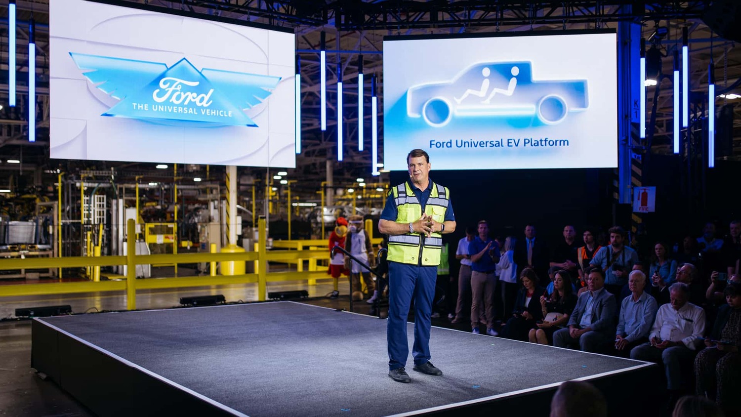 Jim Farley, CEO global da Ford, apresenta a Plataforma Universal de EVs em evento na fábrica de Louisville.