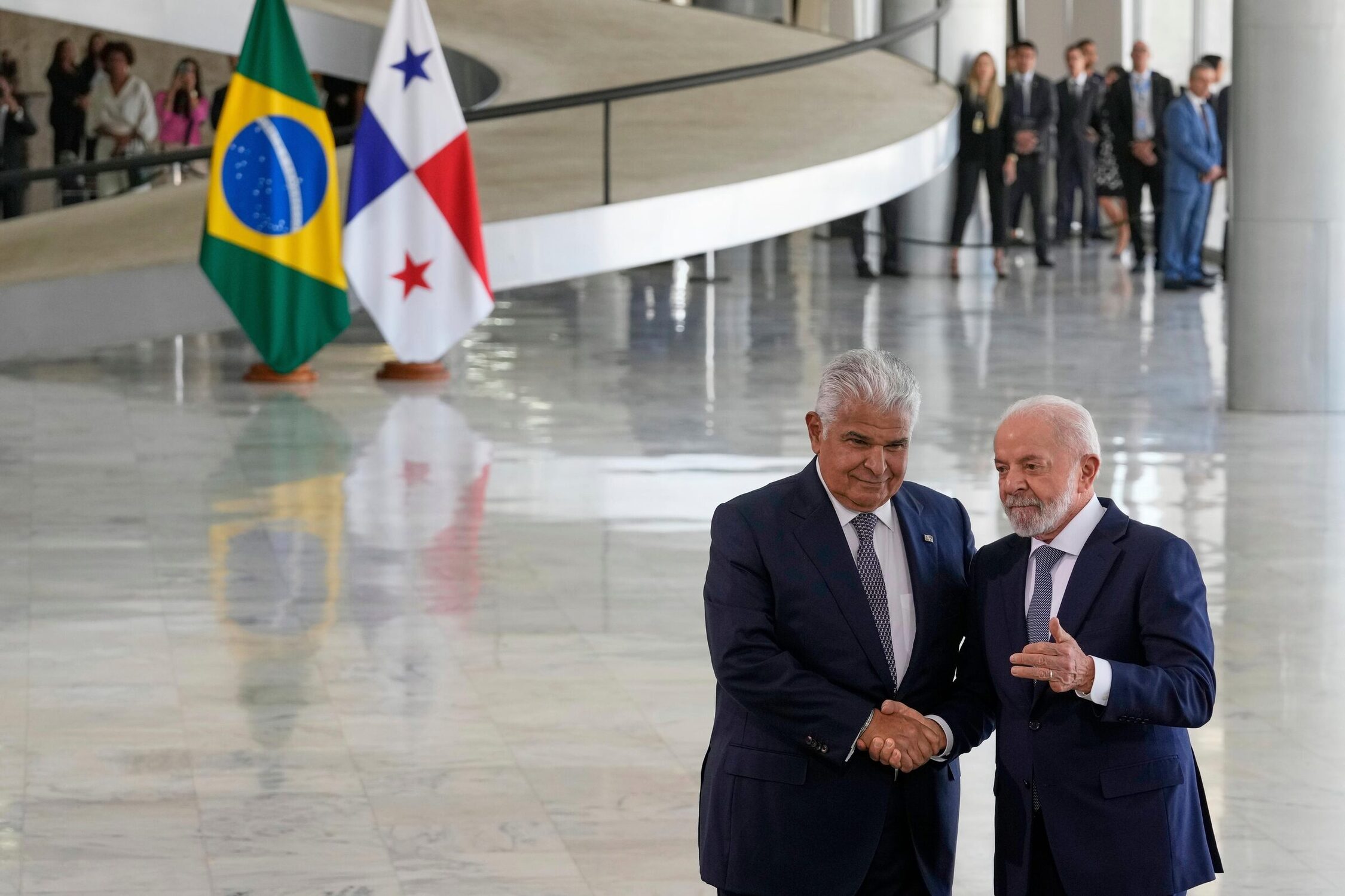 O presidente do Panamá, Jose Raul Mulino, cumprimenta o presidente do Brasil, Luiz Inácio Lula da Silva, no Palácio do Planalto, em Brasília.