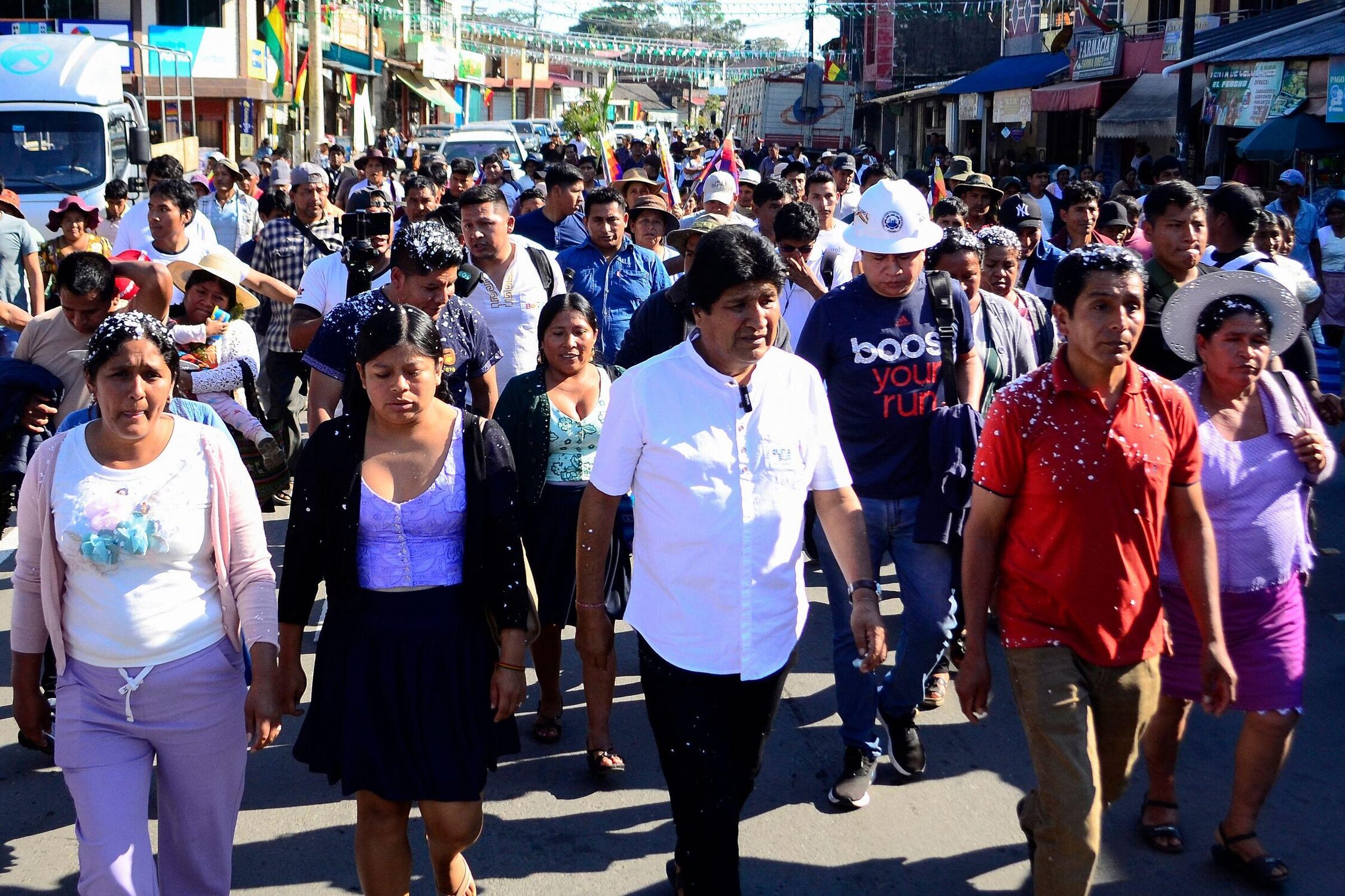 O ex-presidente da Bolívia Evo Morales caminha até seu centro de votação na região de Cochabamba.