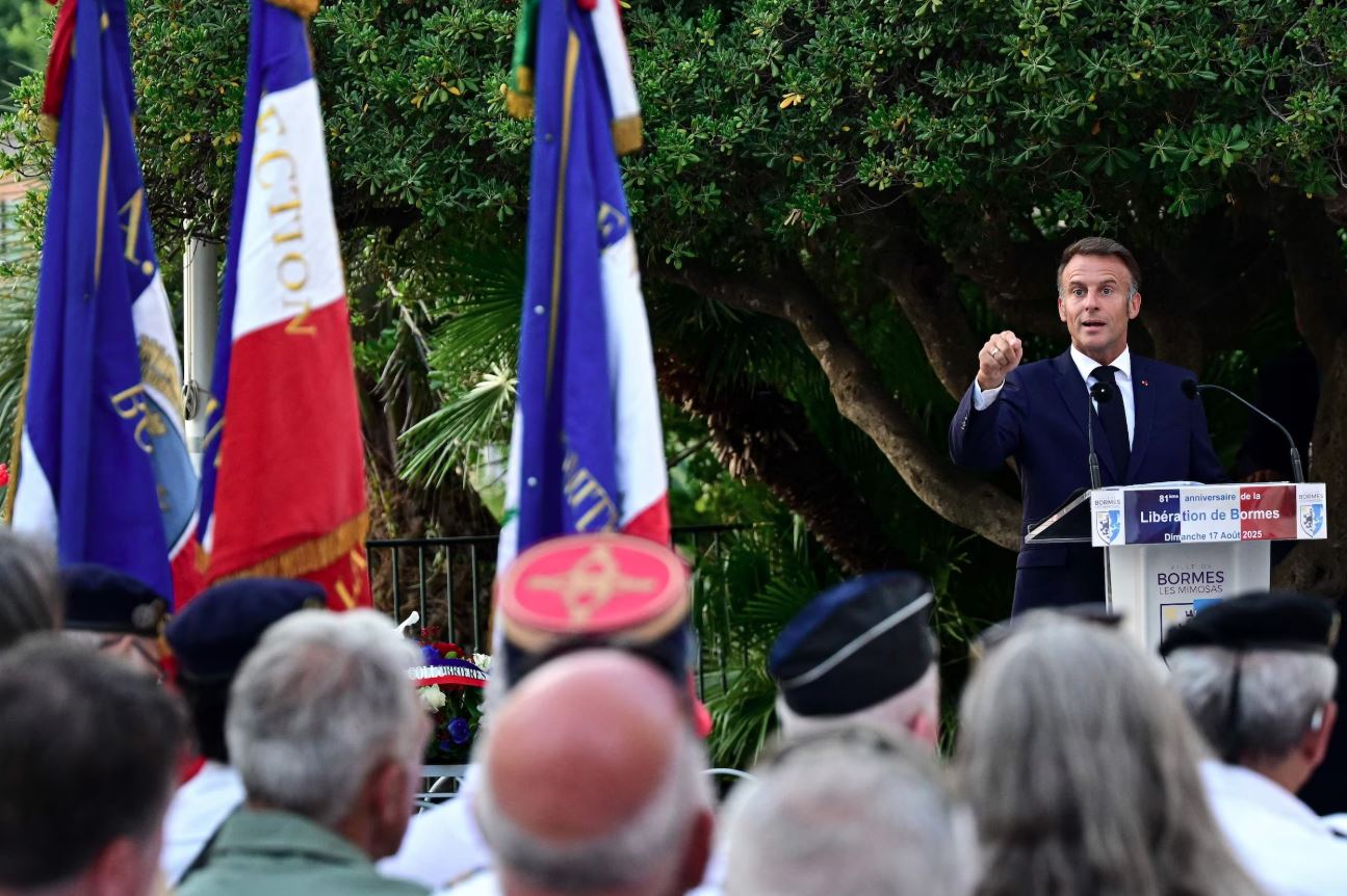 Emmanuel Macron discursa na cerimônia dos 81 anos da libertação de Bormes-les-Mimosas na Segunda Guerra: mobilização pela Ucrânia.