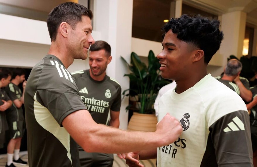Mesmo com crescimento da camisa 9 do clube merengue, Endrick não deve deixar o Real nesta temporada