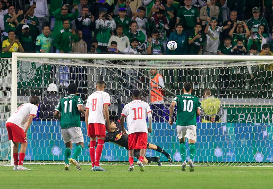 Thalys mandou cobrança de pênalti durante o jogo por cima do gol