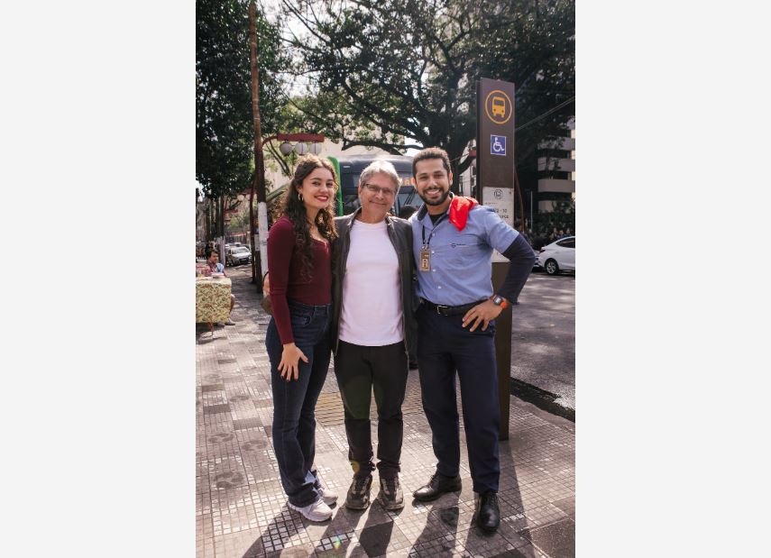 Sophie Charlotte, Amaury Lorenzo e o diretor Luiz Henrique Rios nos bastidores de 'Três Graças'.