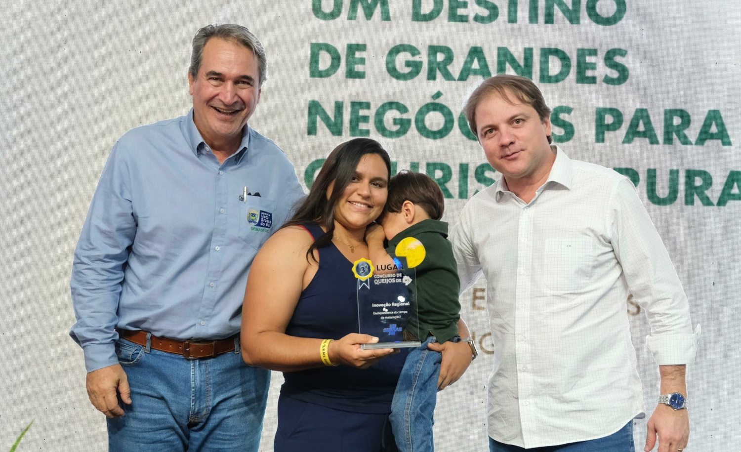 Diretor-superintendente do Sebrae/MS, Claudio Mendonça, e secretário executivo da Semadesc, Rogério Beretta, fizeram a entrega da premiação a Jussara Ferreira, proprietária da 