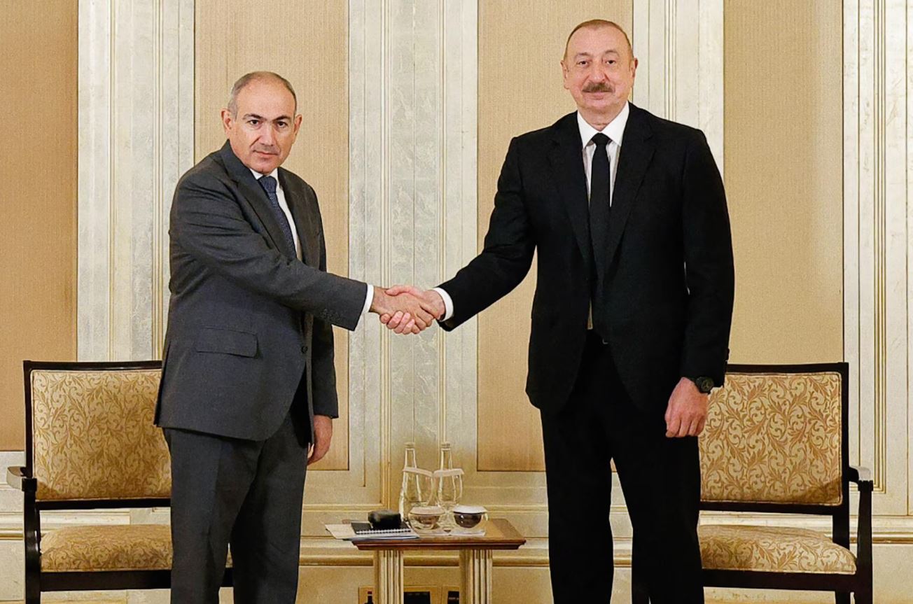 O primeiro-ministro da Armênia, Nikol Pashinyan, cumprimenta o presidente do Azerbaijão, Alham Aliyev, em Abu Dhabi